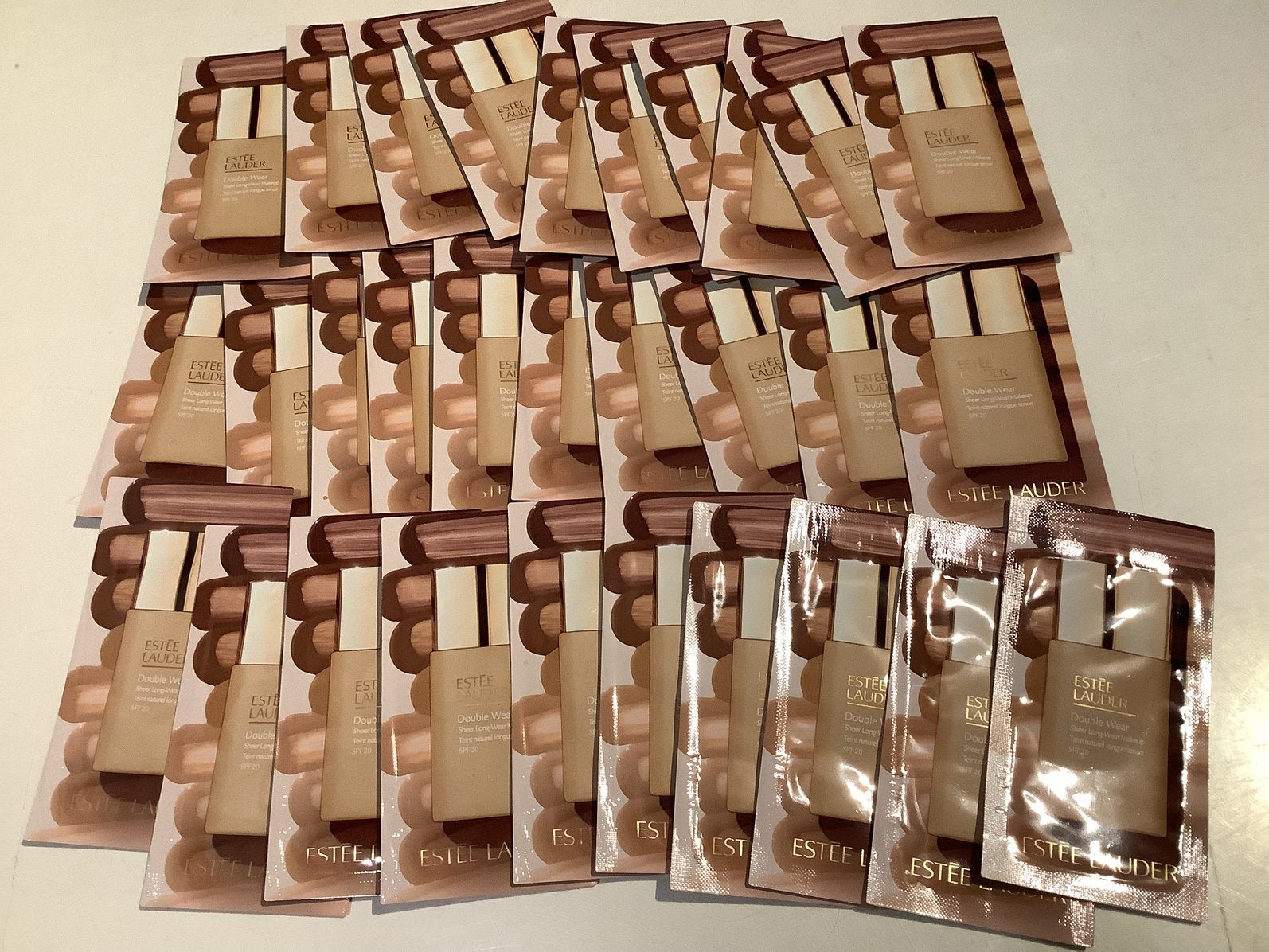 Estée Lauder- DOUBLE WEAR SHEER MAKEUP 30x1ML Pebble 3C2, Overige kleuren, Gehele gezicht, Nieuw, Ophalen of Verzenden