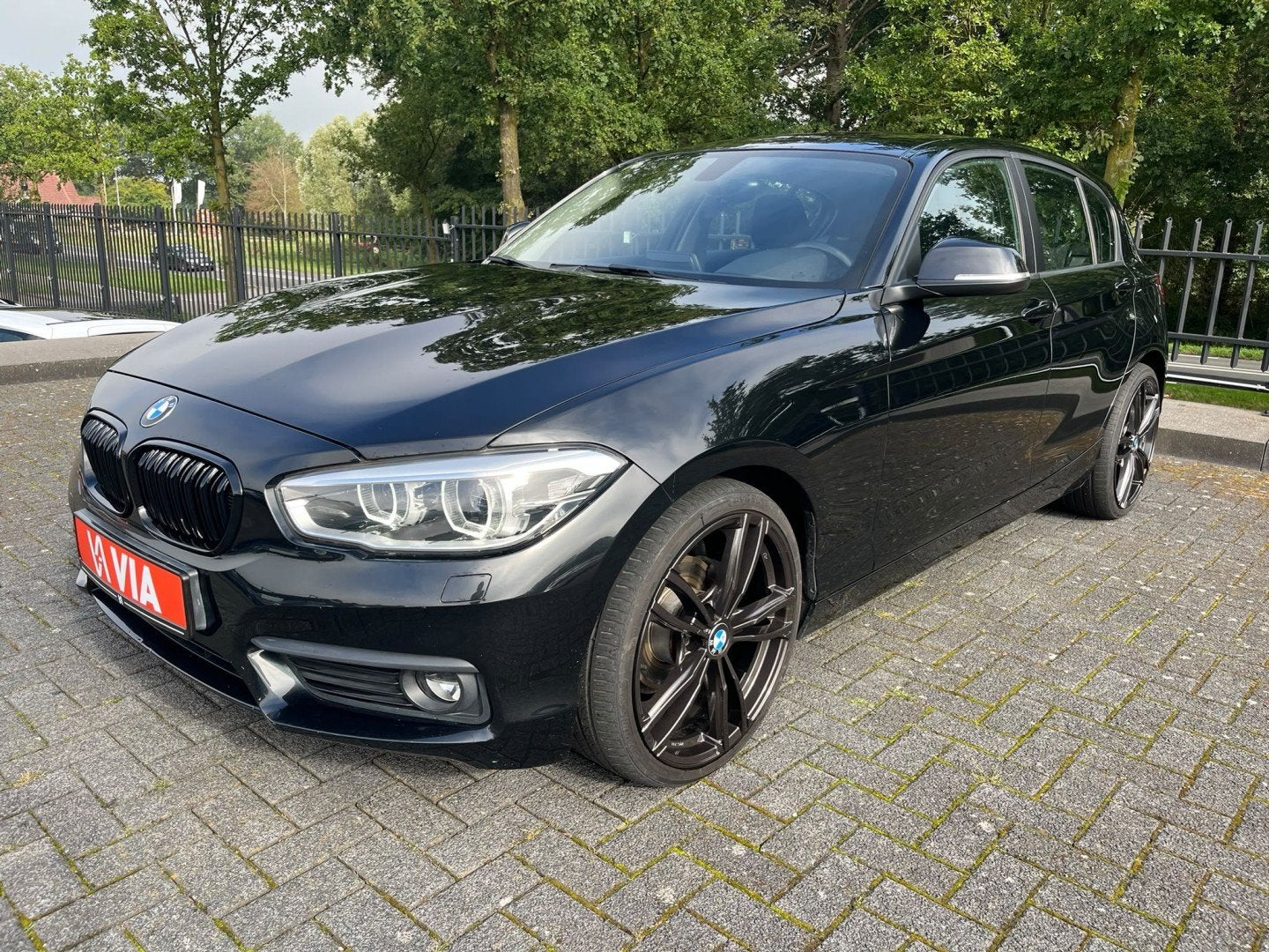 BMW 1-serie 118i | 136PK | Black edition | Advantage | Trekh, Auto's, Gebruikt, Met garantie (alle), Zwart, Bedrijf