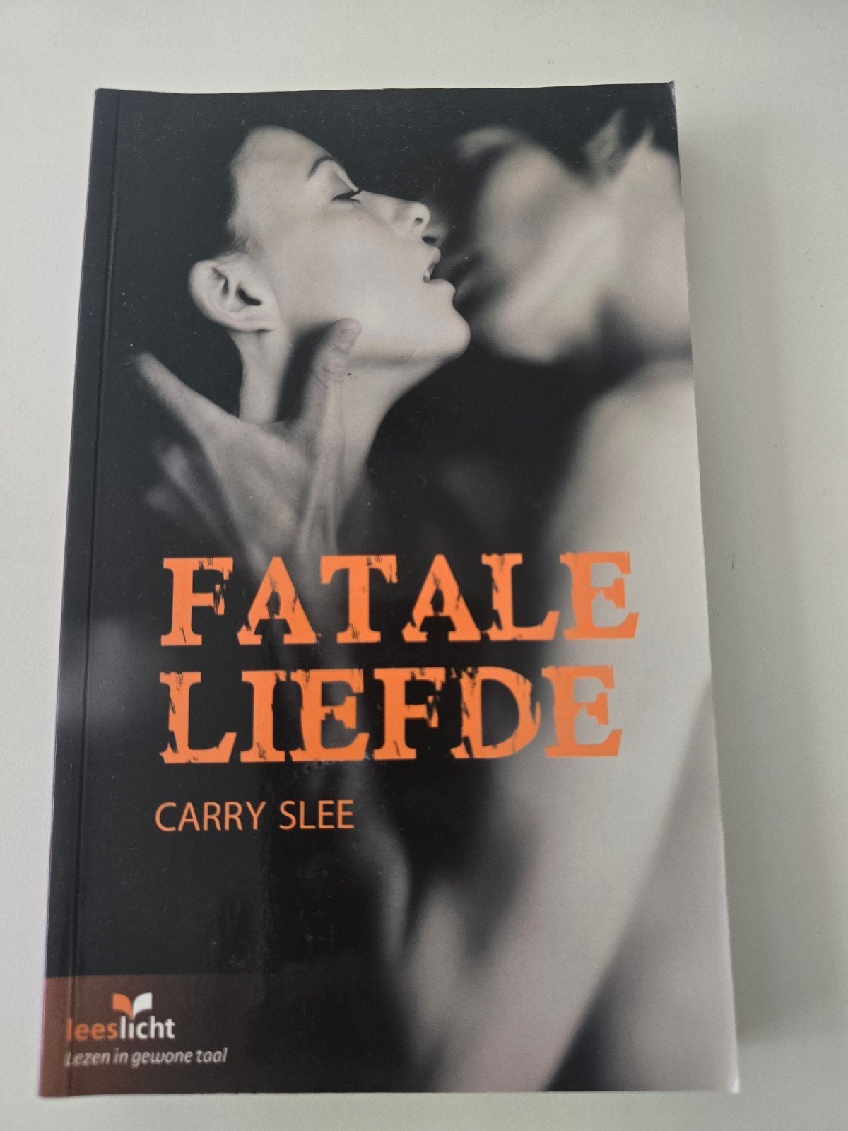Fatale Liefde - Carry Slee (Leeslicht), Boeken, Ophalen of Verzenden, Gelezen, Carry Slee, Nederland