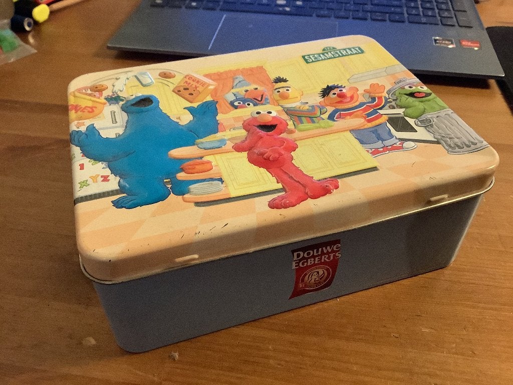 D.E Koekjesblik Sesamstraat. met reliëf deksel, Ophalen of Verzenden, Gebruikt, Koek(jes), Douwe Egberts