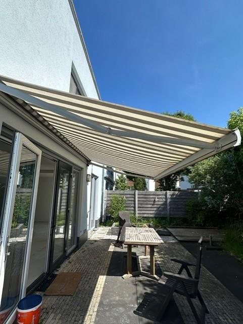 Knikarm zonnescherm 4,5 mtr breed in de kleuren grijs/beige, Ophalen, Gebruikt, 150 tot 300 cm, 250 cm tot 450 cm