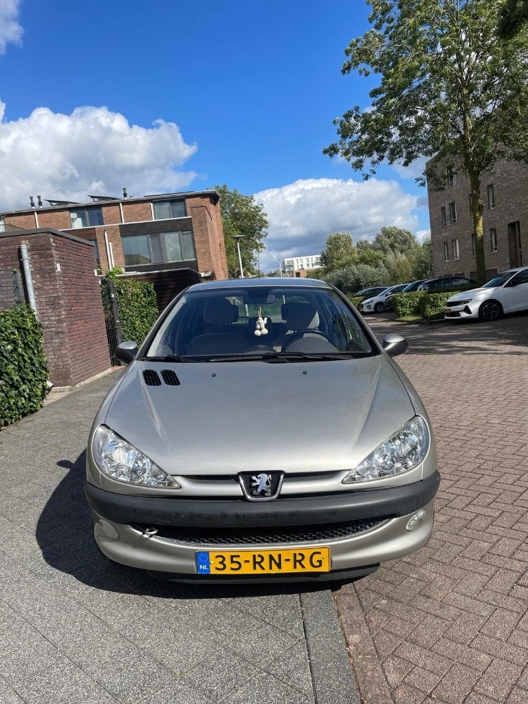 Peugeot 206 1.6 AUTOMAAT | APK 08-'27 | ~140k km | Moet weg, Stof, 40 €/maand, 4 cilinders, 1039 kg