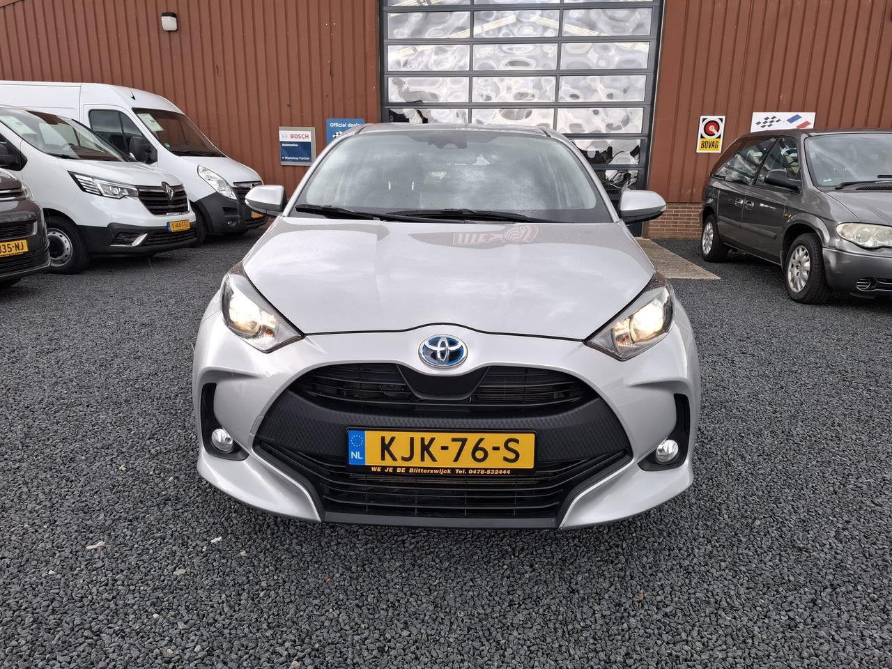 Toyota Yaris 1.5 HYBRID COMFORT (bj 2021, automaat), Auto's, Gebruikt, Zwart, Met garantie (alle), 450 kg