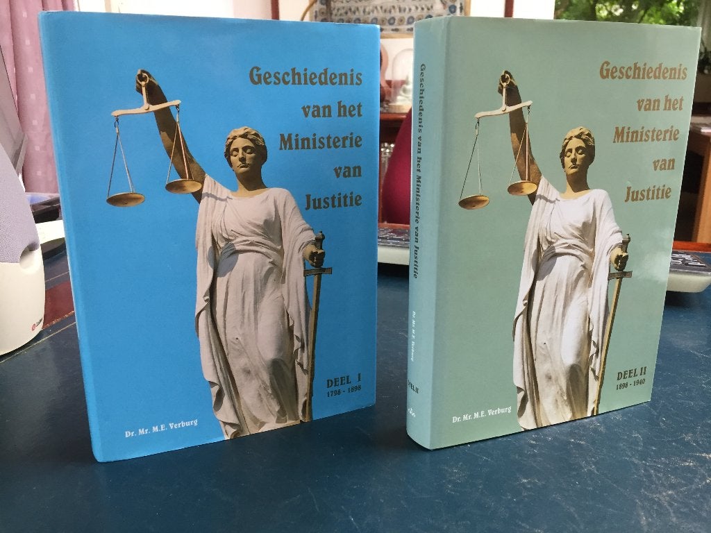 Geschiedenis  Ministerie van Justitie 2 dl. 1994 Gesigneerd!, 20e eeuw of later, Ophalen of Verzenden, Zo goed als nieuw, Dr. M. E. Verburg