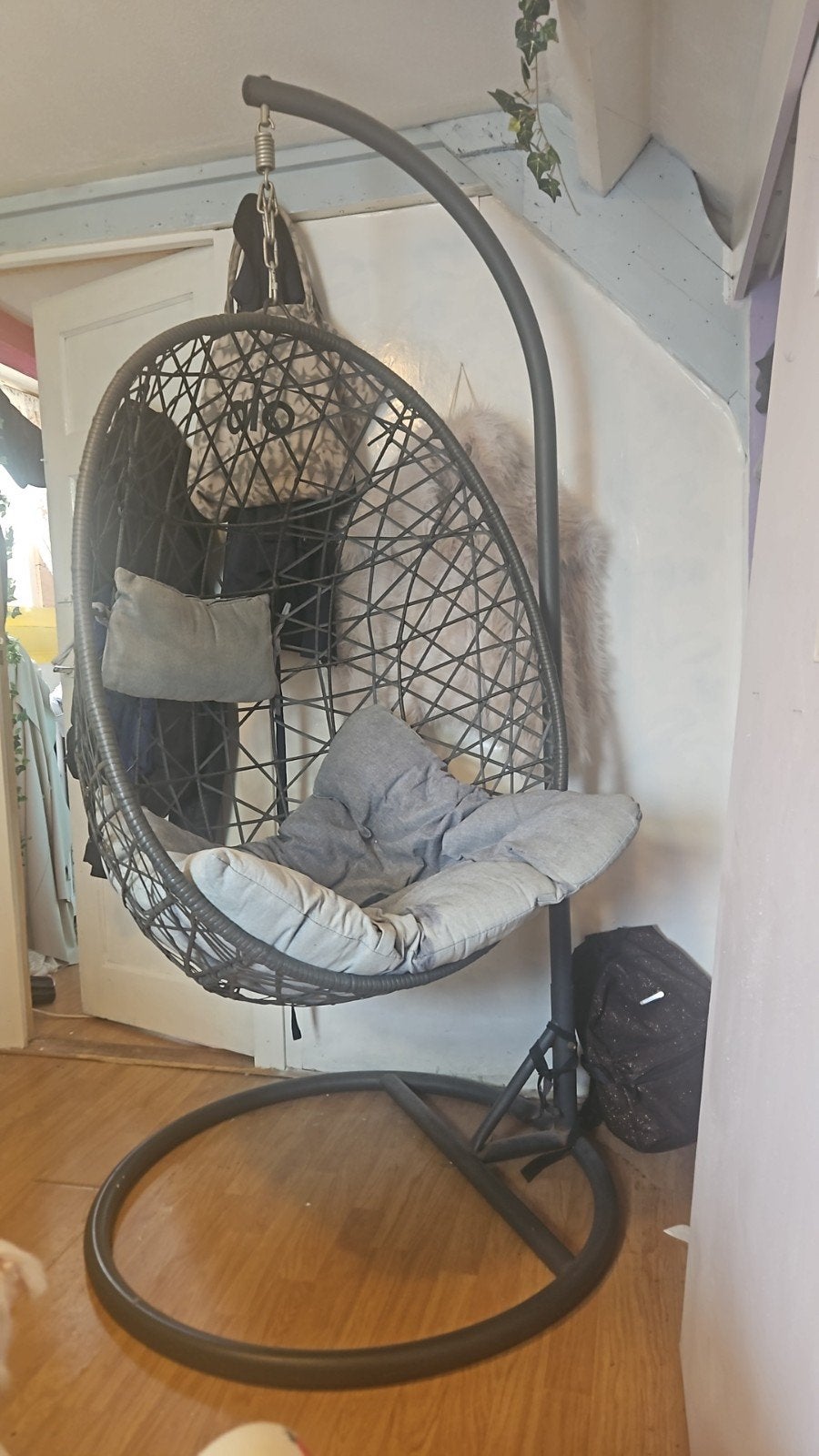 Comfortabele hangstoel met standaard - Zwart, Ophalen, Modern, Comfortabel, Zwart, Zo goed als nieuw