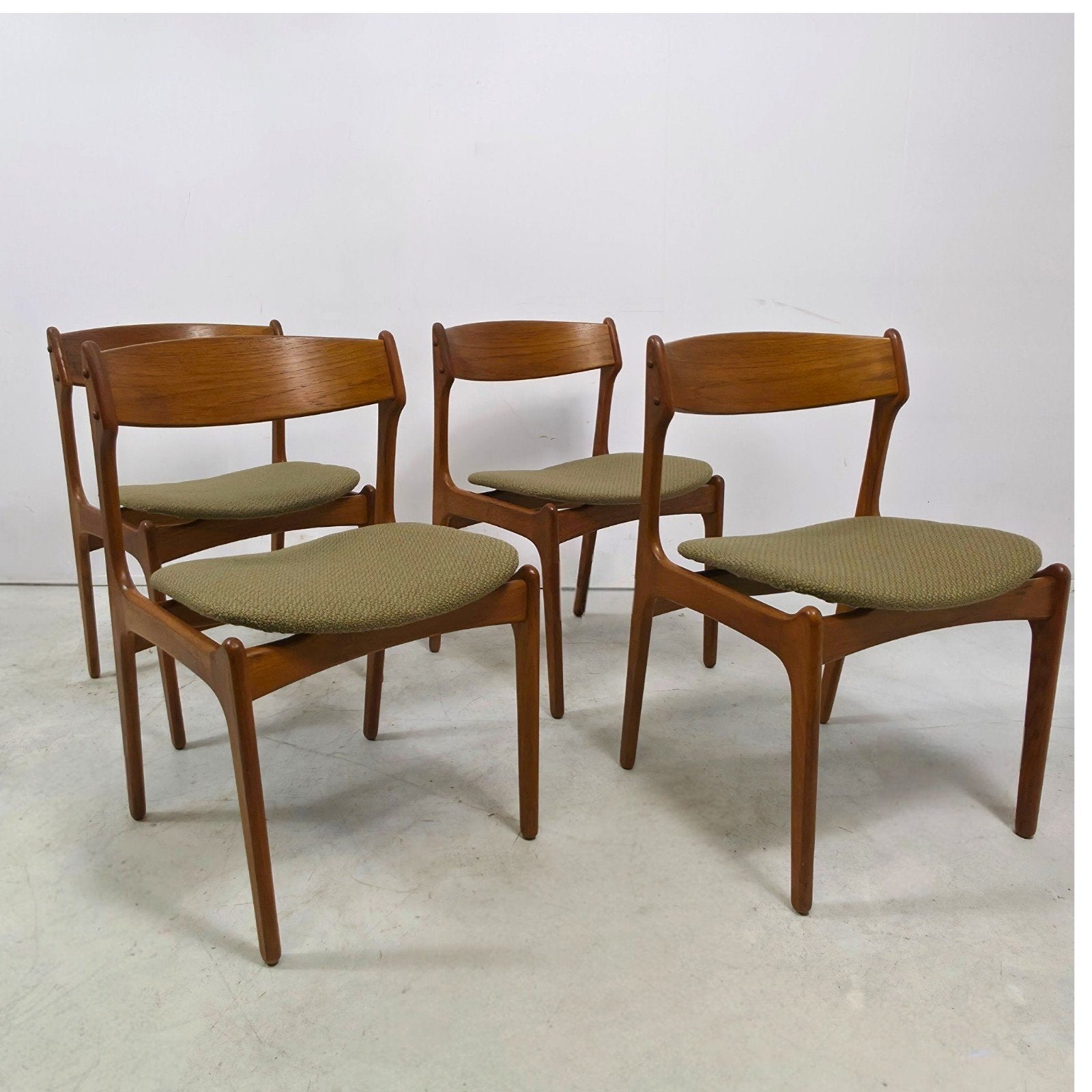 4x Erik Buch deens design eetkamerstoelen 60s herstoffeerd, Ophalen, Bruin, Vier