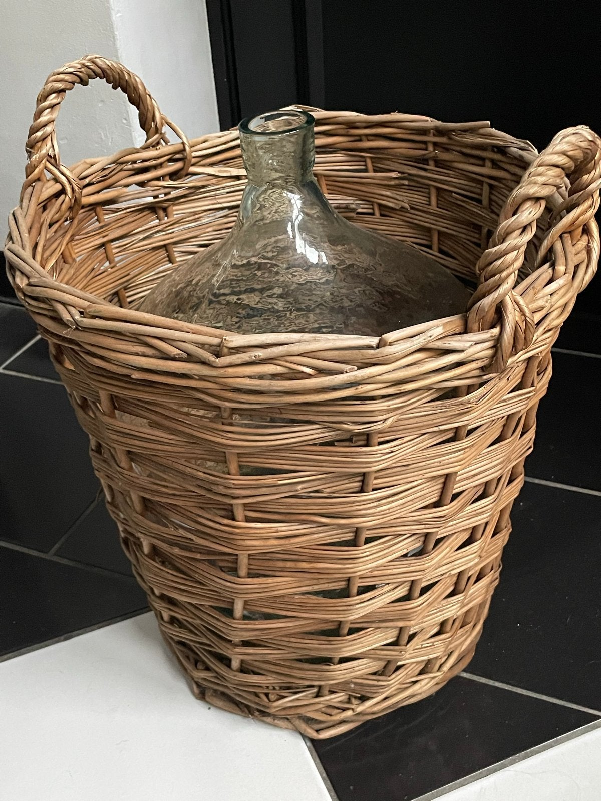 Grote wijnfles in rieten mand - Decoratieve fles, Ophalen, Gebruikt, Bruin, Met handvat