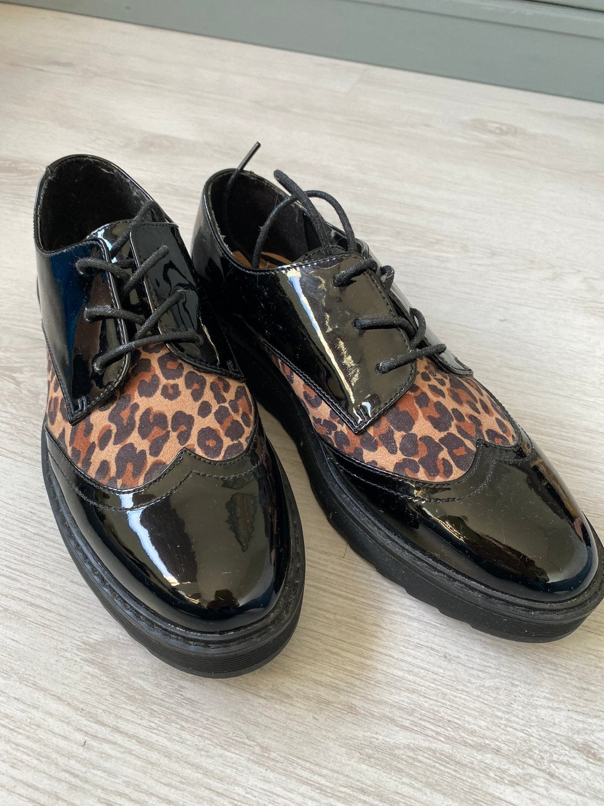 Leuke schoenen | lak en panter | ANNA FIELD | maat 39, Schoenen met lage hakken, Zwart, Ophalen of Verzenden, Zo goed als nieuw