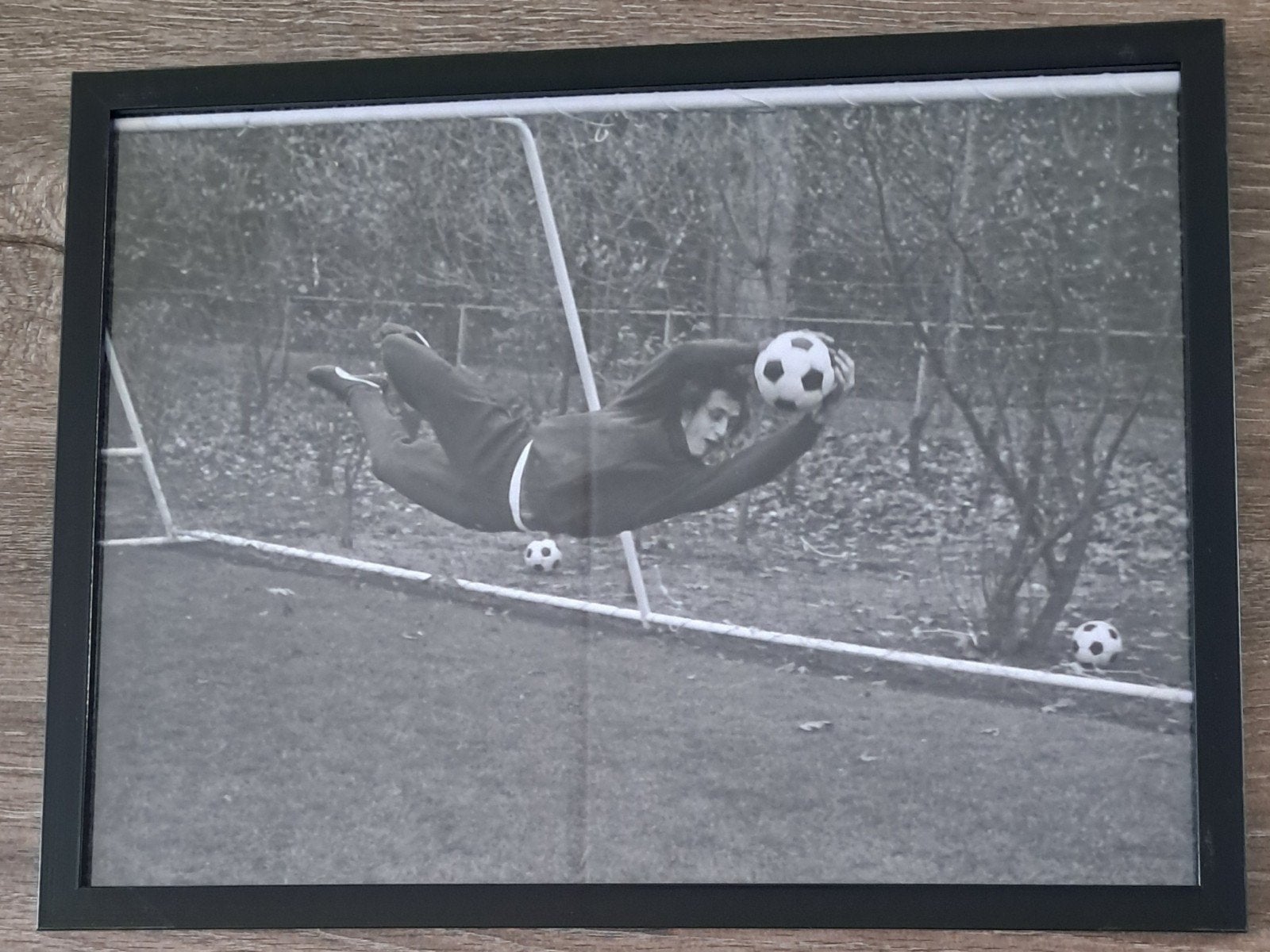 Ingelijste zwart-wit foto van keeper Johan Cruijff  in actie, Ophalen of Verzenden, Zo goed als nieuw, Ajax