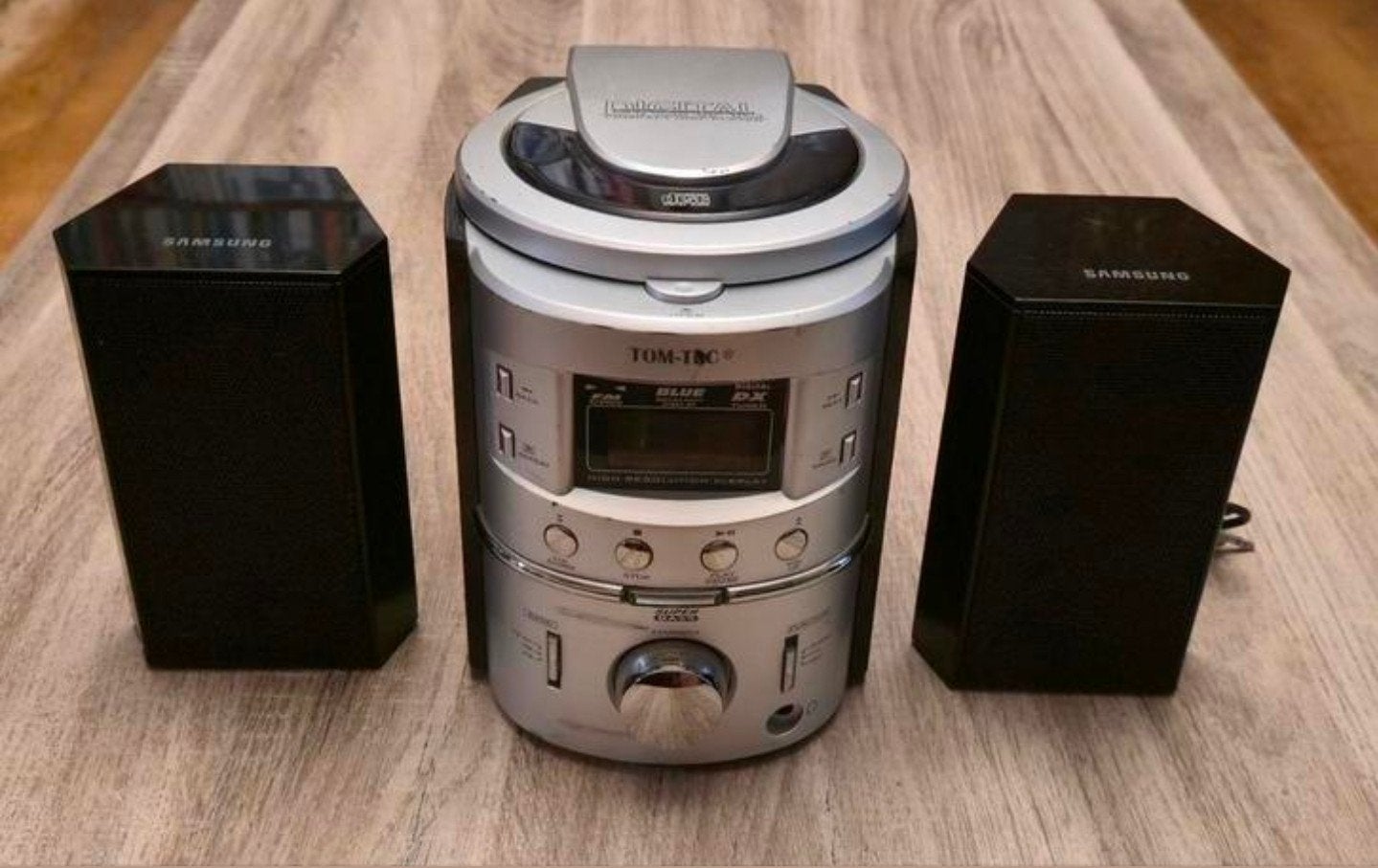 Radio doet het goed 2 geluidsboxen bij.
CD Player doet het n, Overige merken, Gebruikt, Tuner of Radio, Ophalen of Verzenden