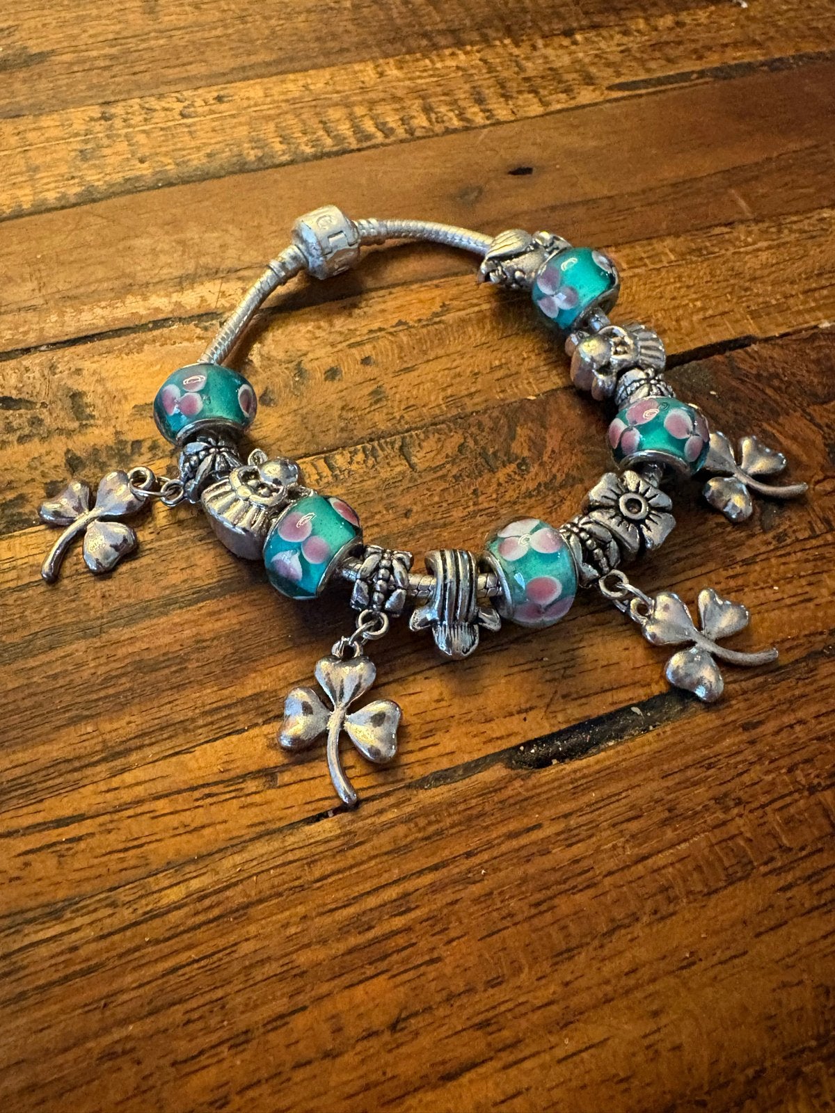 Bedelarmband met klavertje vier bedels en blauwgroene kralen, Overige materialen, Gebruikt, Thrifter, Ophalen of Verzenden