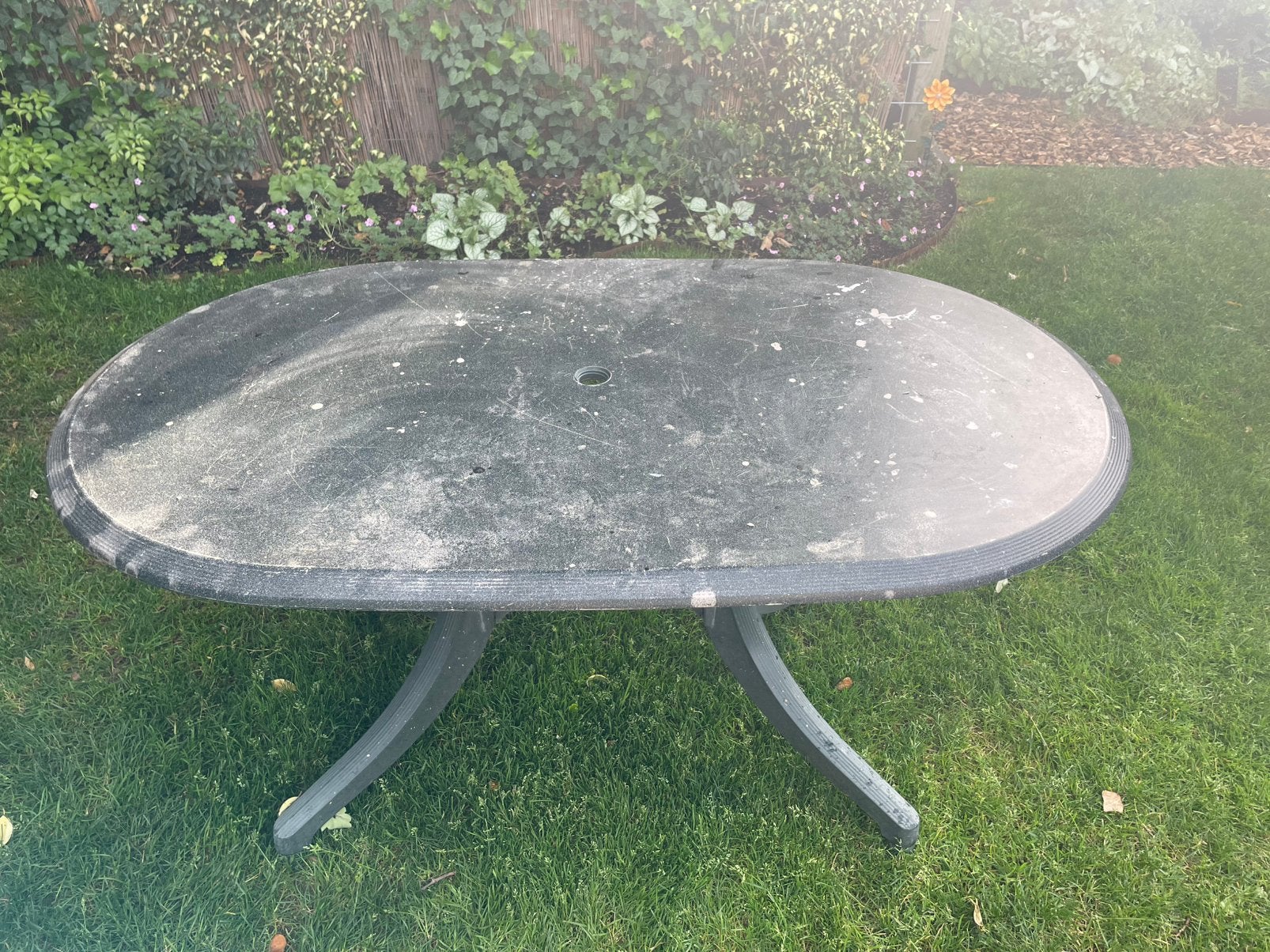 Gratis: oude Hartman tuintafel, Ophalen, Gebruikt, Ovaal, Kunststof
