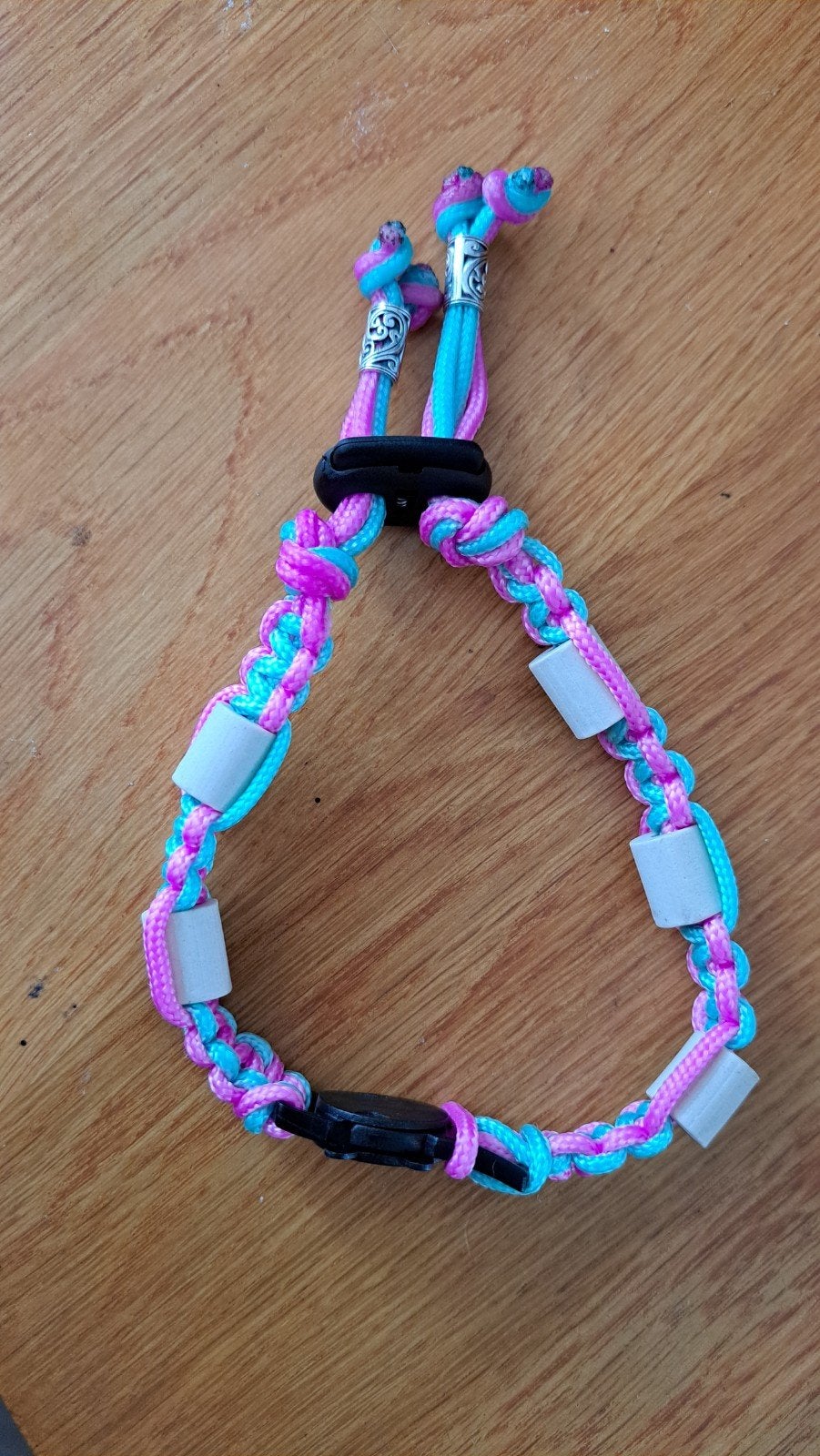 Handgemaakte Paracord anti tekenband Roze/Blauw met Kralen, Dieren en Toebehoren, Ophalen of Verzenden, Nieuw