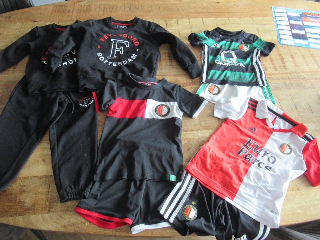5 verschillende kinder Feyenoord sets shirt broek jogging, Ophalen of Verzenden, Zo goed als nieuw, Feyenoord, Shirt