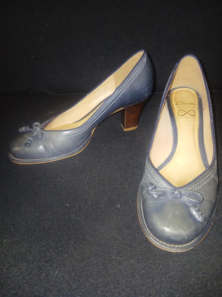 Clarks pumps maat 4,5 (vallen groot), Pumps, Blauw, Ophalen of Verzenden, Clarks