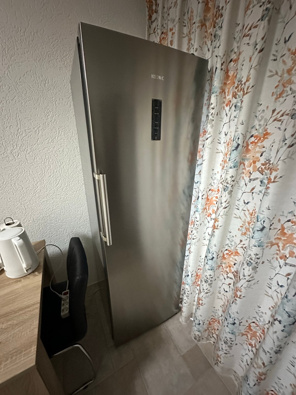Defecte Koenic koelkast KFR616E - koelt niet meer, Ophalen, Zonder vriesvak, 160 cm of meer, Niet werkend
