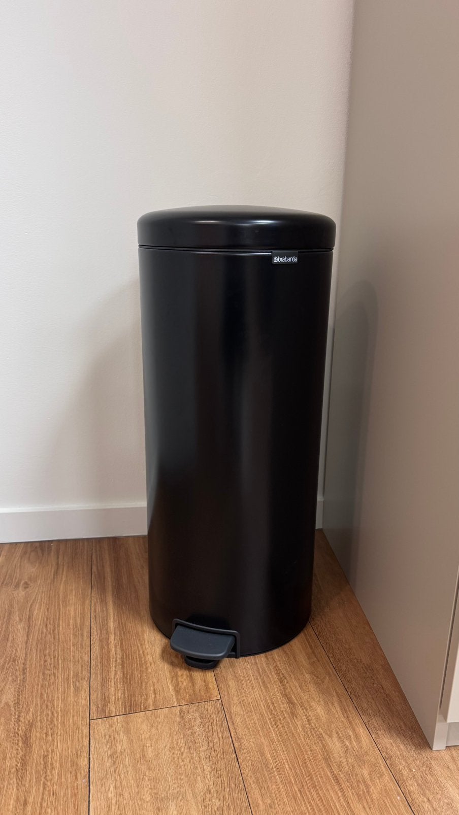 Brabantia NewIcon prullenbak mat zwart - 30L, Ophalen, 50 – 75, Met pedaal, Zo goed als nieuw