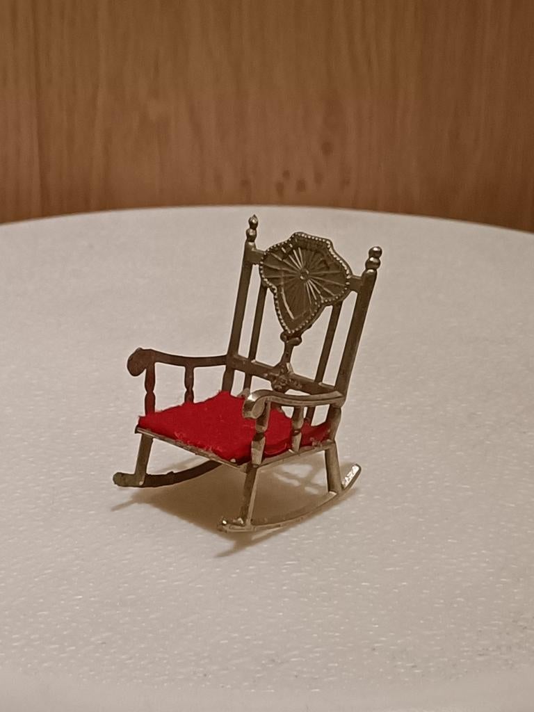 Metalen schommel stoeltje poppenhuis, Verzamelen, Poppenhuizen en Toebehoren, Ophalen of Verzenden, Gebruikt, Poppenhuis