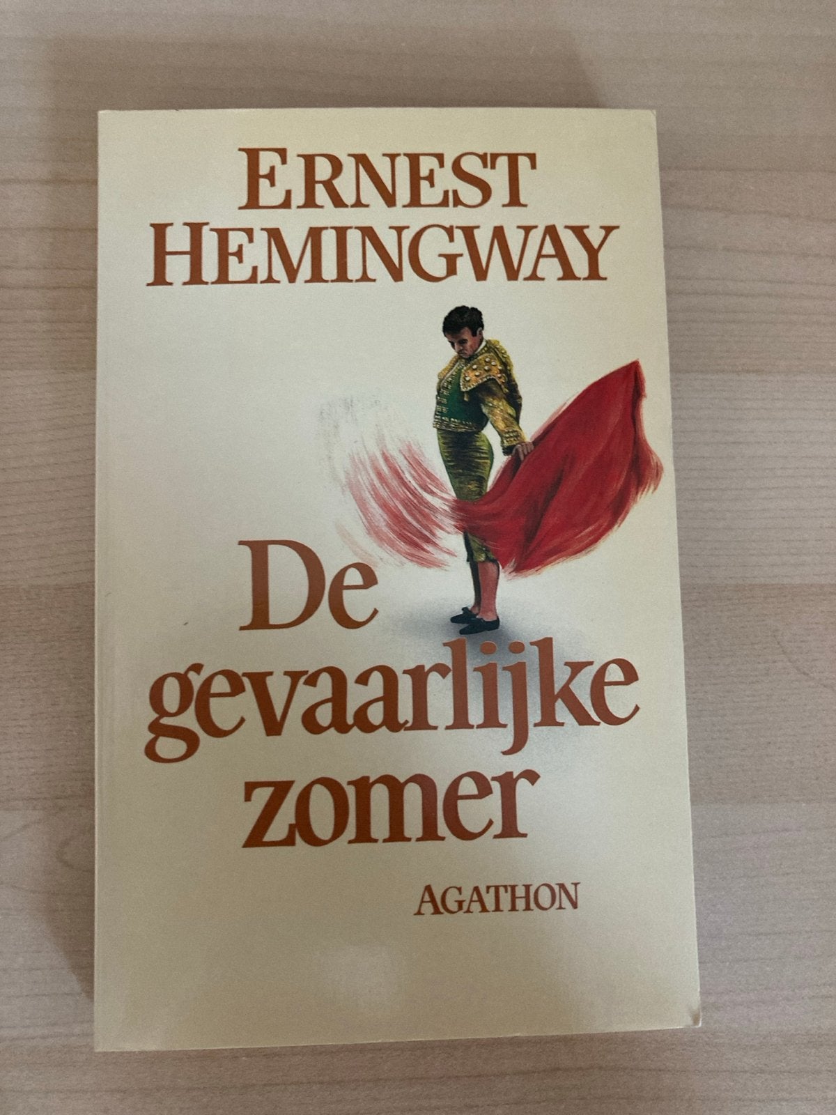 De Gevaarlijke Zomer - Ernest Hemingway (Agathon), Ophalen of Verzenden, Gelezen, Europa overig