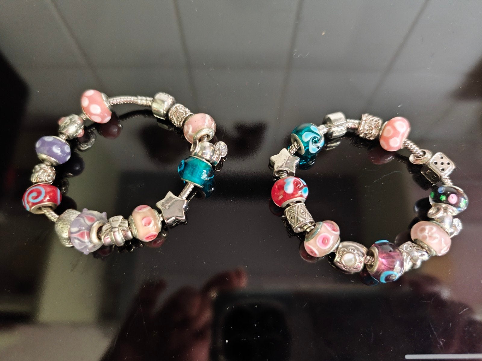 2x zilverkleurige armband met veel (extra) bedels, 19 cm, Overige materialen, Gebruikt, Ophalen of Verzenden, Met bedels of kralen