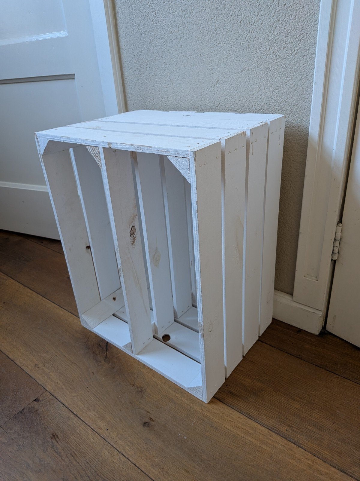 Wit geschilderde fruitkist.
Ideaal voor decoratie op een kin, Huis en Inrichting, Woonaccessoires | Zuilen en Pilaren, Ophalen