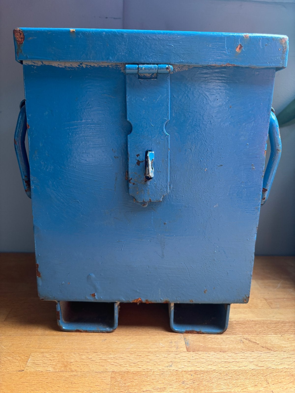 Vintage blauwe metalen kist met handvatten, Antiek en Kunst, Ophalen of Verzenden