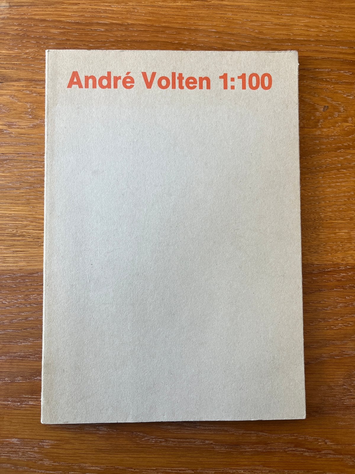 André Volten 1:100 catalogus gesigneerd 1985, Ophalen of Verzenden, Zo goed als nieuw