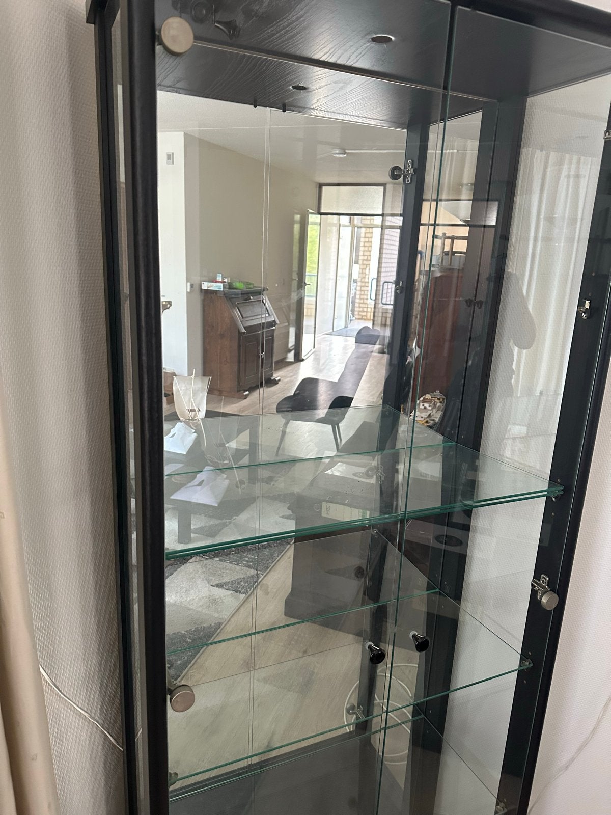 Glazen vitrinekast met deuren - Zwart, Huis en Inrichting, Kasten | Vitrinekasten, Ophalen, Gebruikt, 50 tot 100 cm, Glas