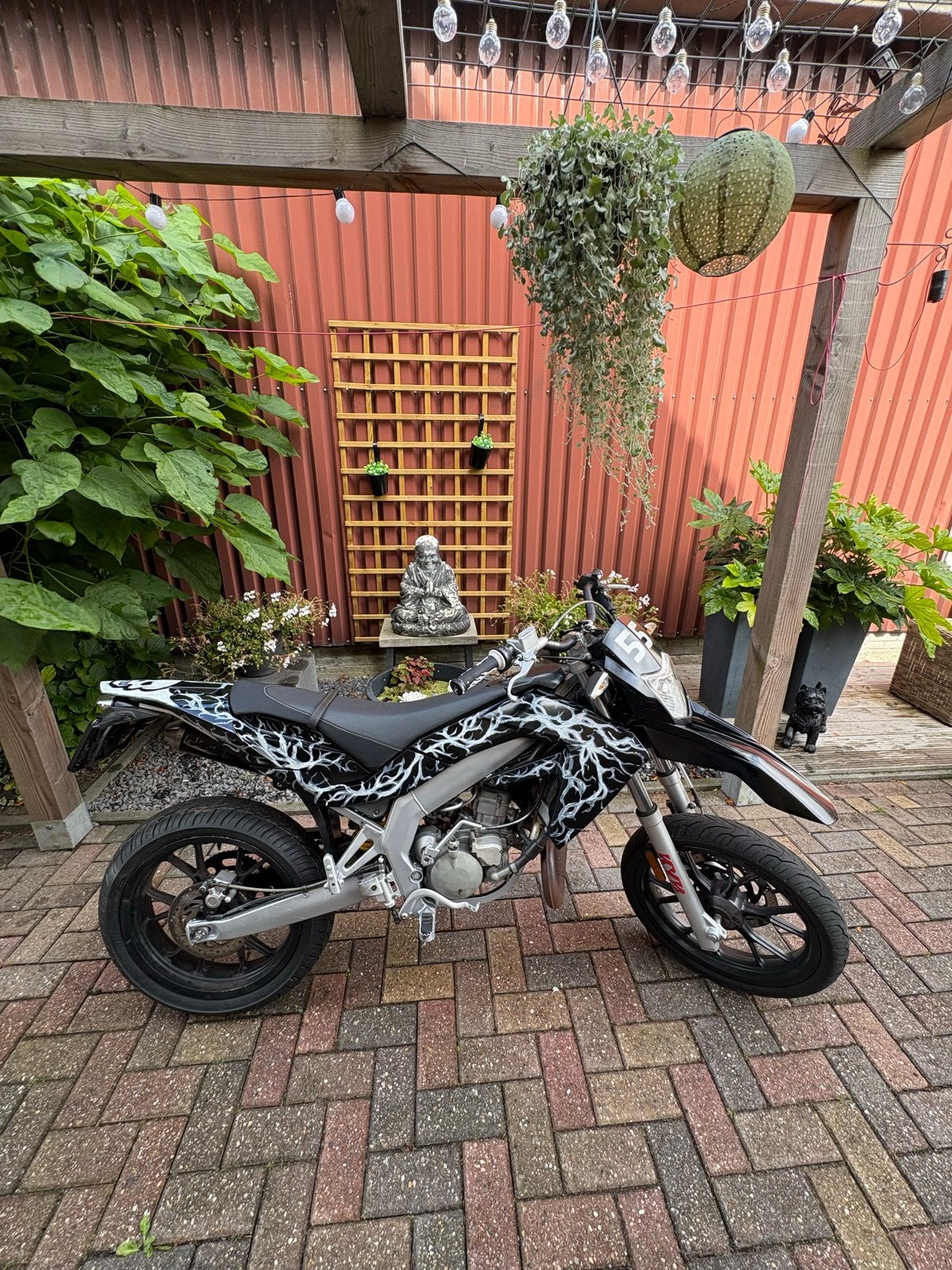 Aprilia SX 50 Schakelbrommer - Unieke Custom paintjob, Fietsen en Brommers, Brommers | Derbi, Ophalen, 6 versnellingen, Maximaal 45 km/u
