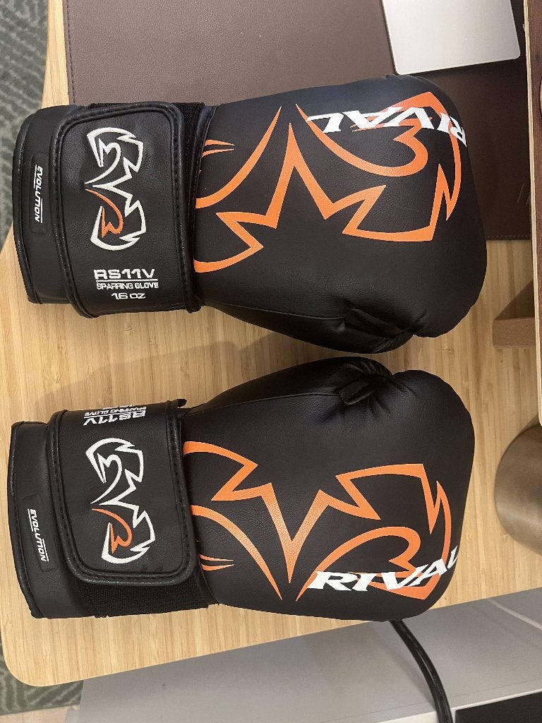 Rival RS11V Evolution 16 OZ - Used 1 month, Sport en Fitness, Boksen, Verzenden, Zo goed als nieuw, Bokshandschoenen