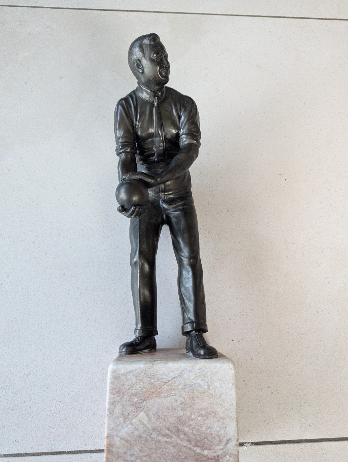 Art Deco Bronzen Bowler Sculptuur op Marmeren Voetstuk, Ophalen of Verzenden