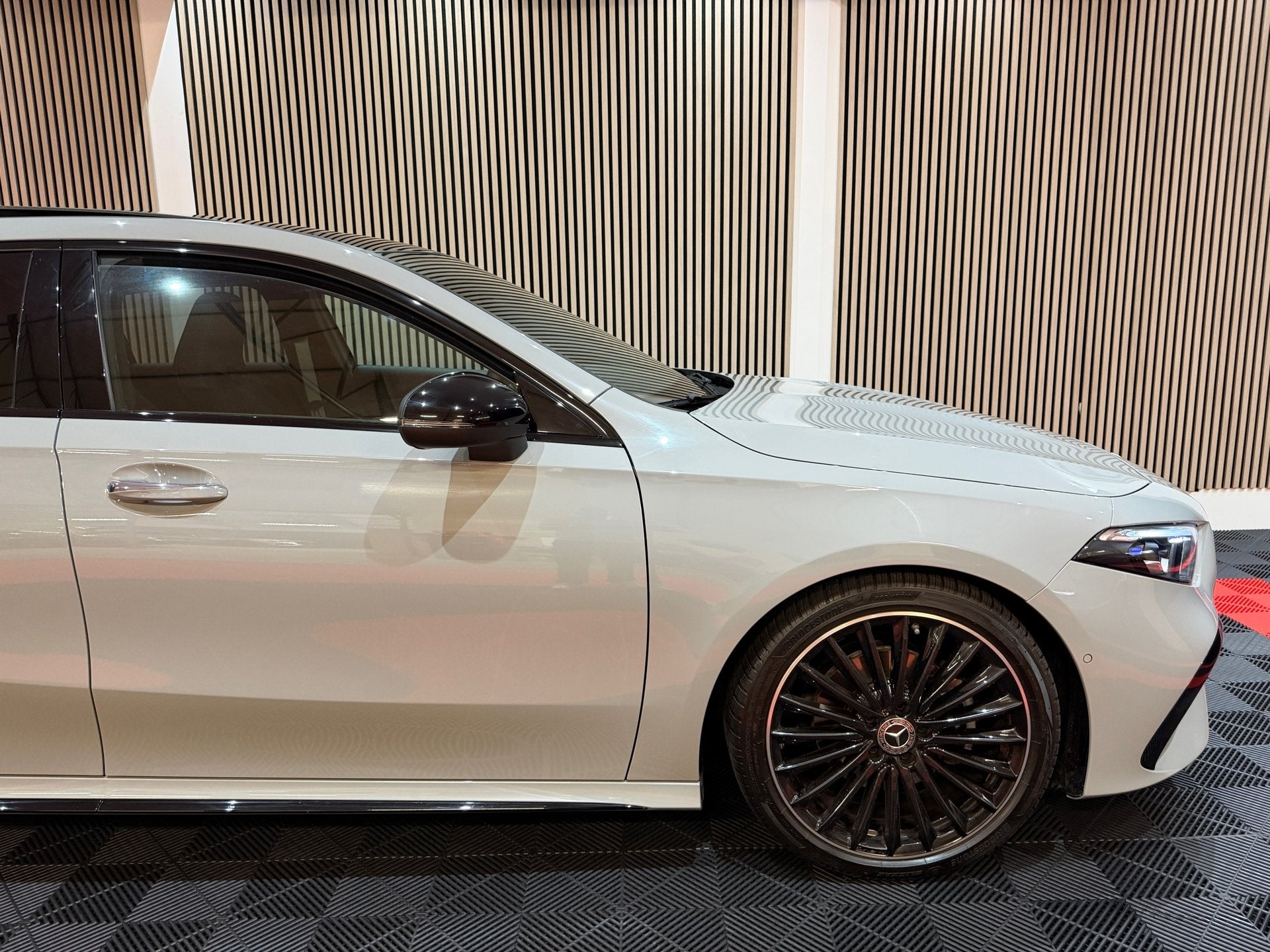 Mercedes-Benz A-klasse a200 Star Edition AMG Line Limited 20, Auto's, Voorwielaandrijving, Gebruikt, Zwart, 4 cilinders