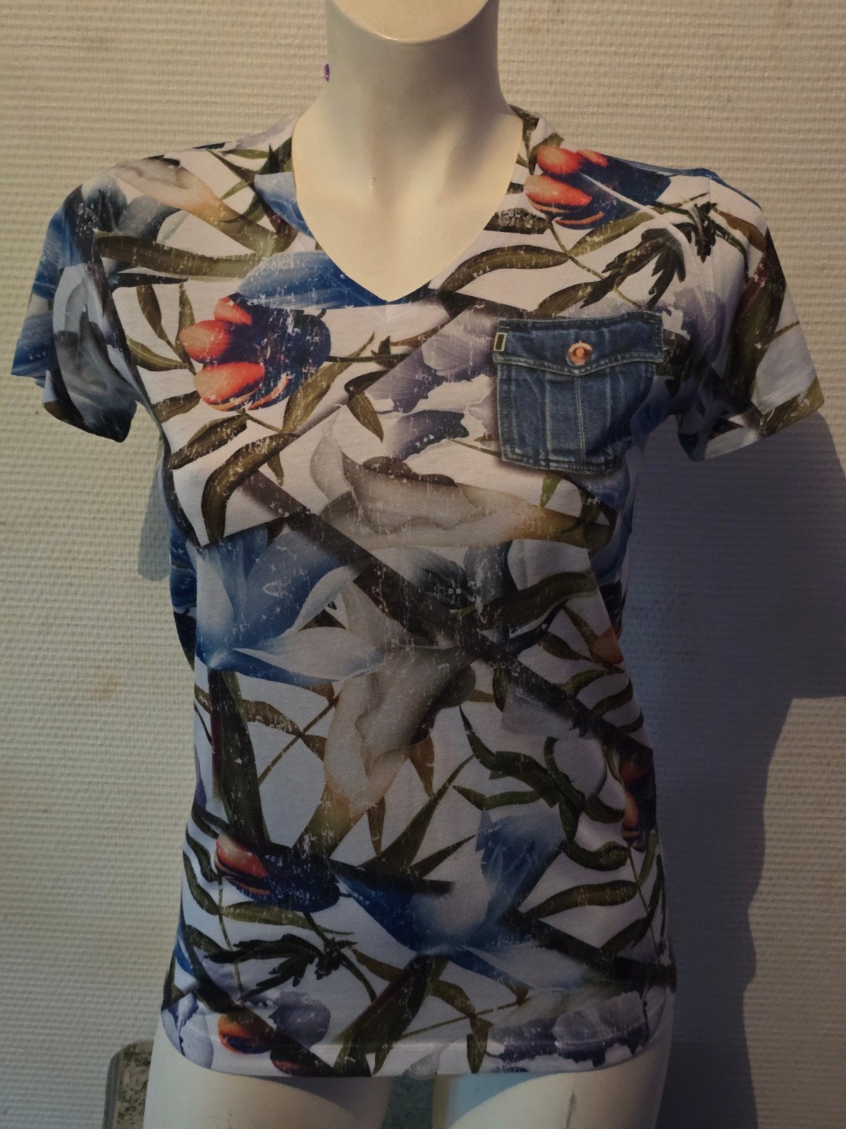 LAGO T-shirt met bloemenprint en denim zakje maat S/M, Kleding | Dames, T-shirts, Meerkleurig, LAGO, Ophalen of Verzenden, Zo goed als nieuw
