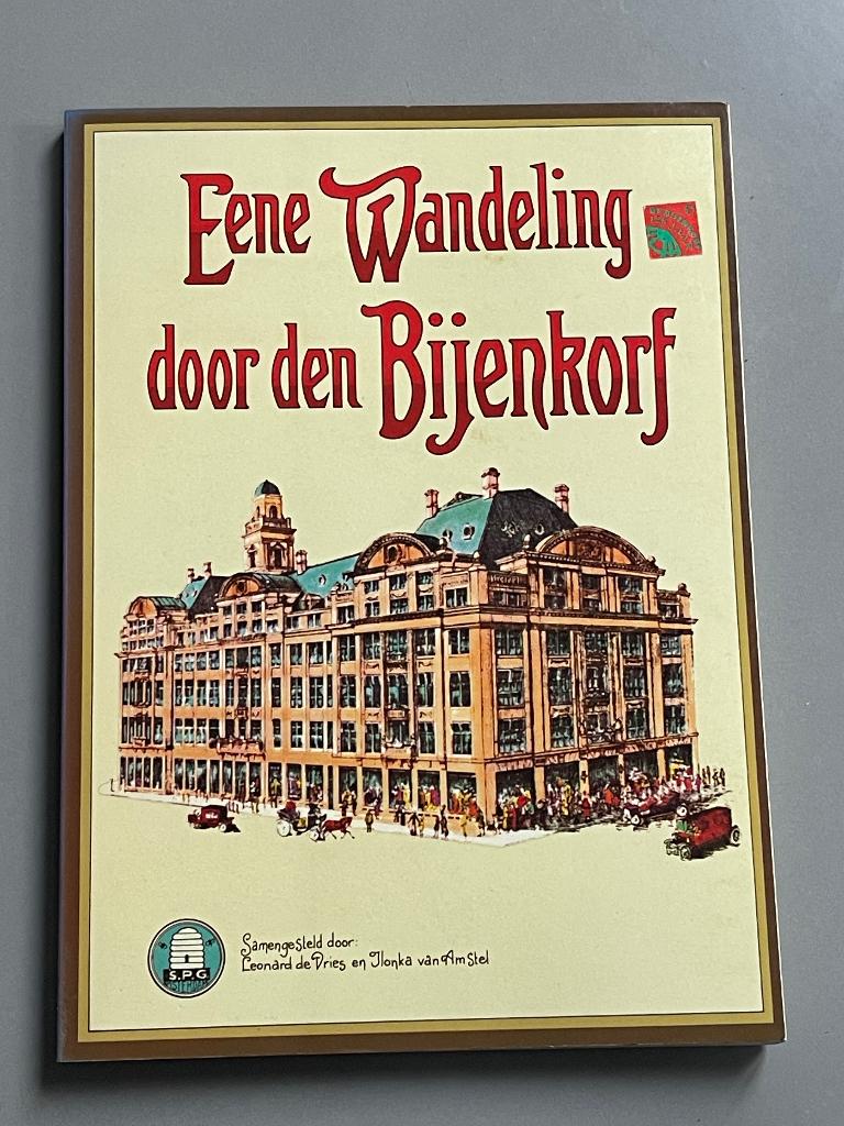 Eene wandeling door den Bijenkorf - Catalogus, Ophalen of Verzenden, Zo goed als nieuw, Mode algemeen