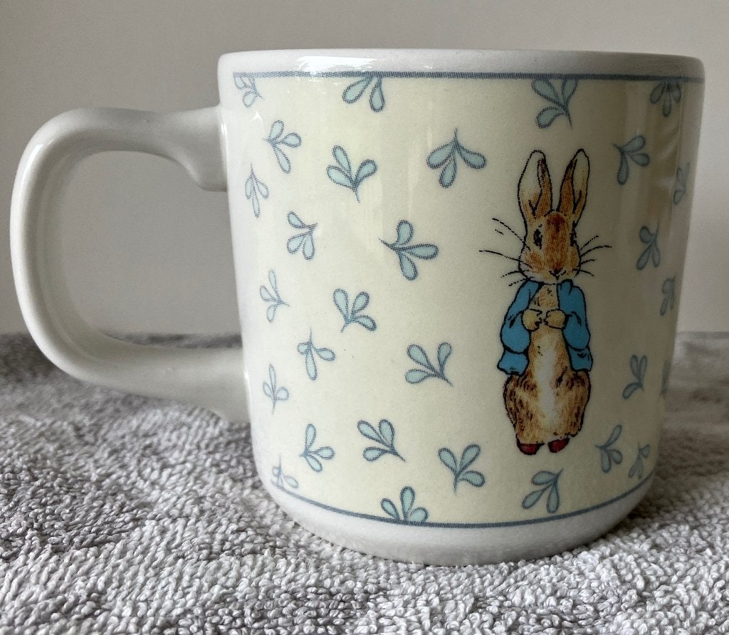 Twee vintage mokken, Peter Rabbit, Wedgewood, Keramiek, Vintage, Zo goed als nieuw, Wedgwood