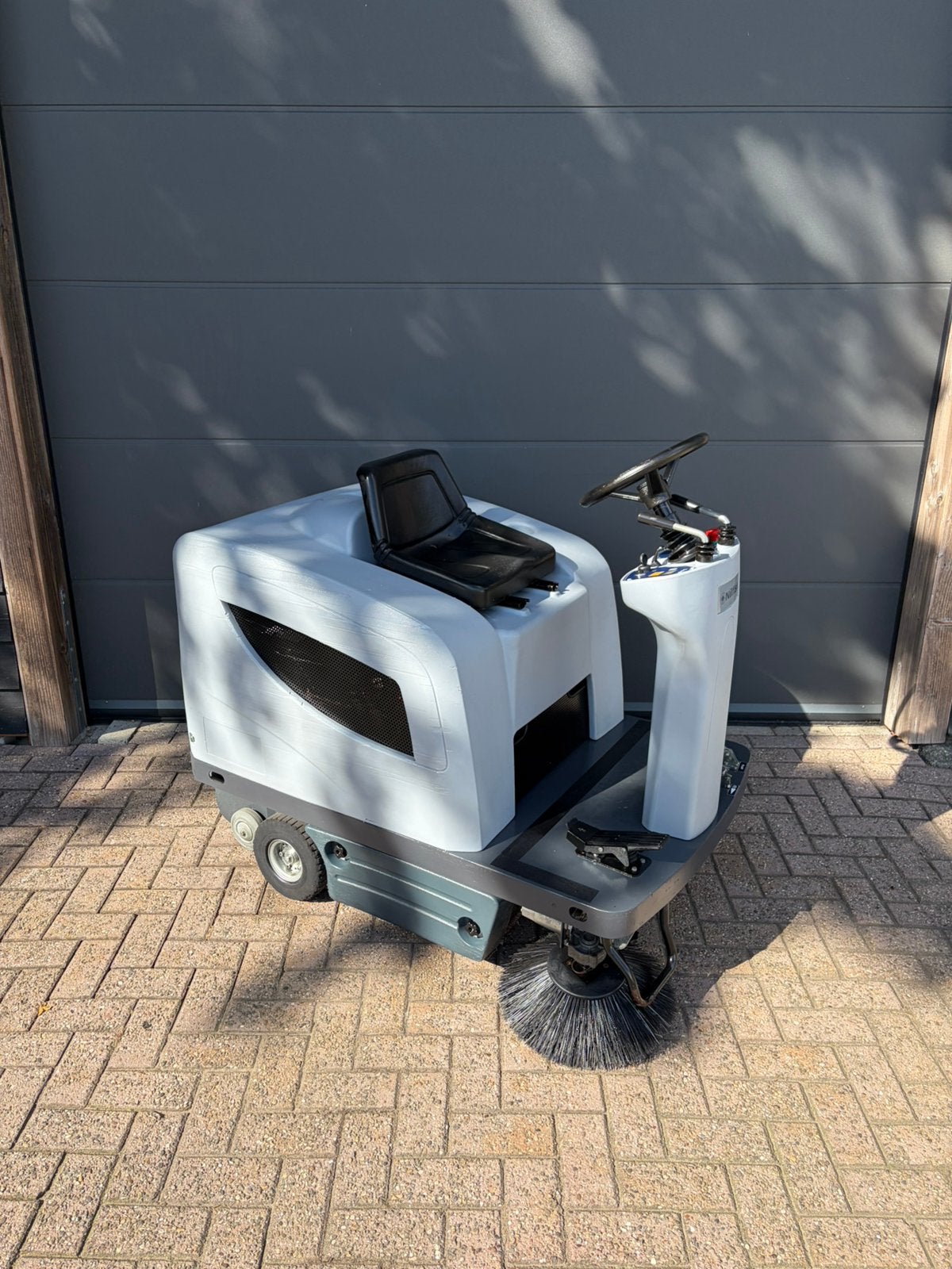 Opzit veegmachine | Nilfisk SR1101, Tuin en Terras, Veegmachines, Ophalen of Verzenden, Gebruikt
