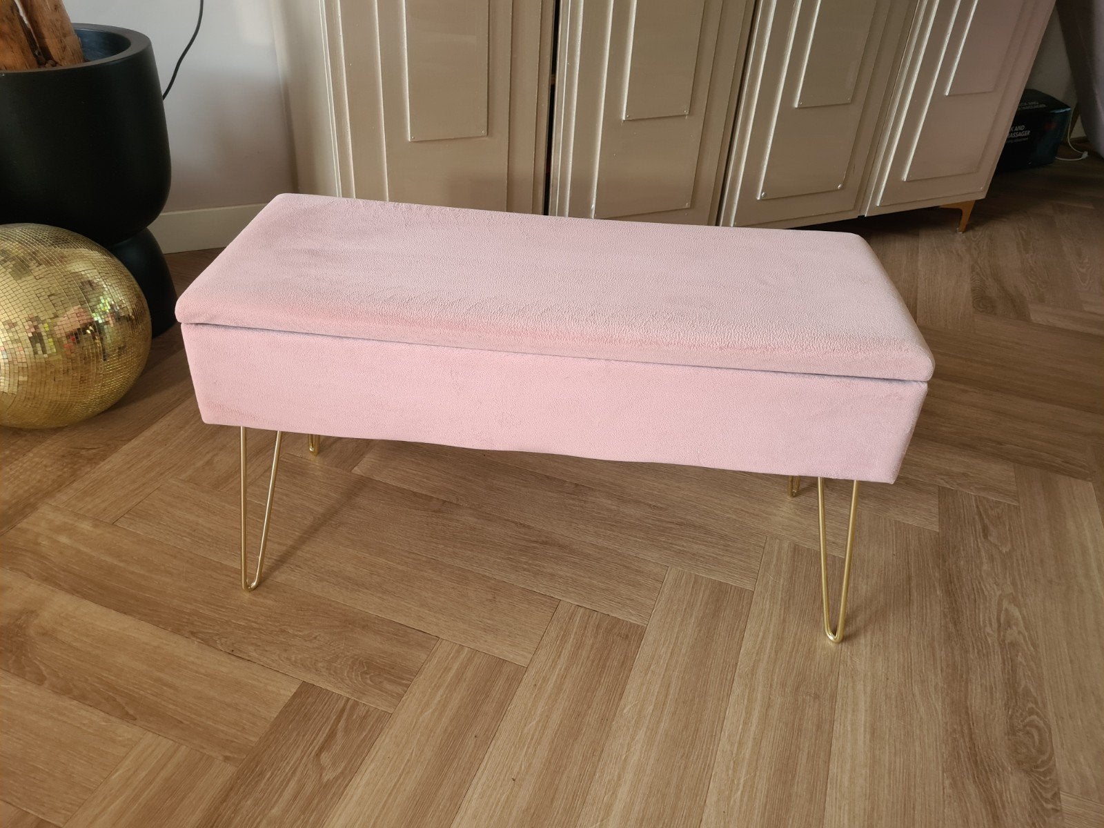 Klein roze (klep)zitbankje, met goudkleurige poten, k, Huis en Inrichting, Banken | Voetenbanken en Poefen, Ophalen, Minder dan 50 cm