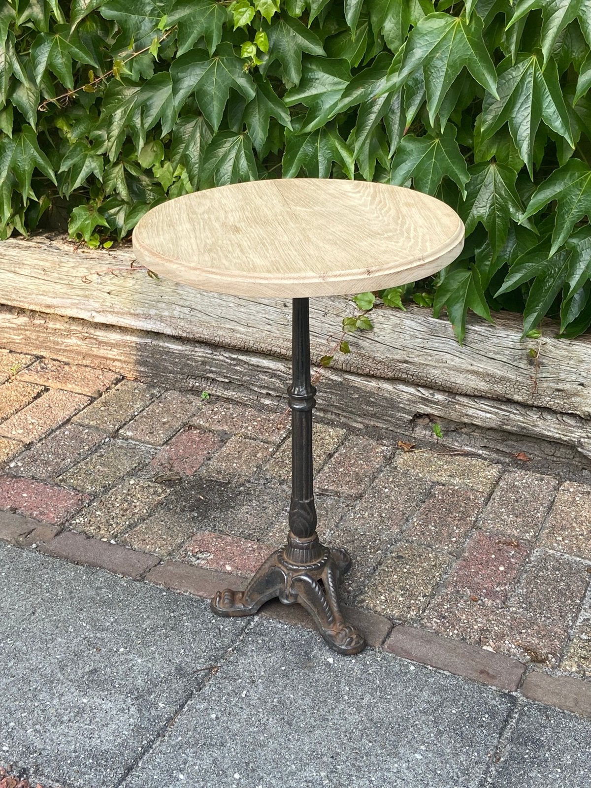 Oud antiek bijzet tafeltje tafel bijzettafel tuin bloemen, Ophalen