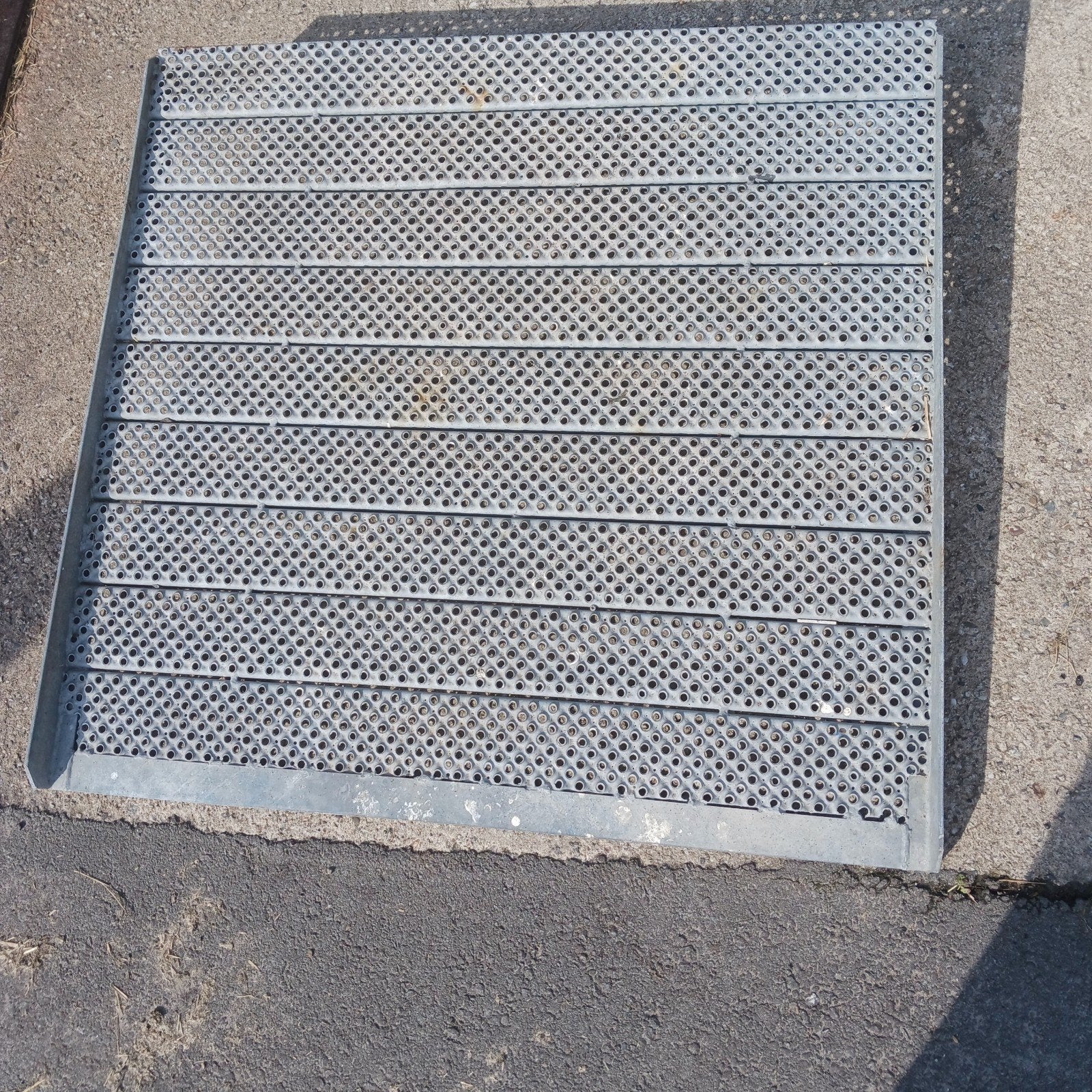 Stevige geperforeerde metalen plaat 110x107 cm, Ophalen, Gebruikt, IJzer