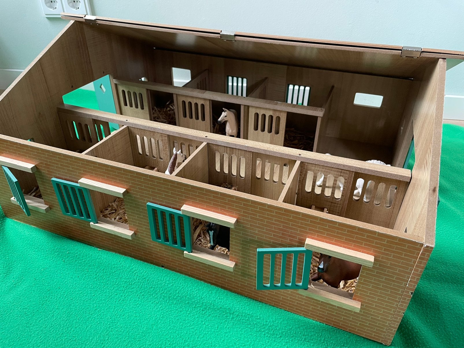 Kids Globe Paardenstal 1:24 met 7 originele SCHLEICH paarden, Ophalen, Zo goed als nieuw