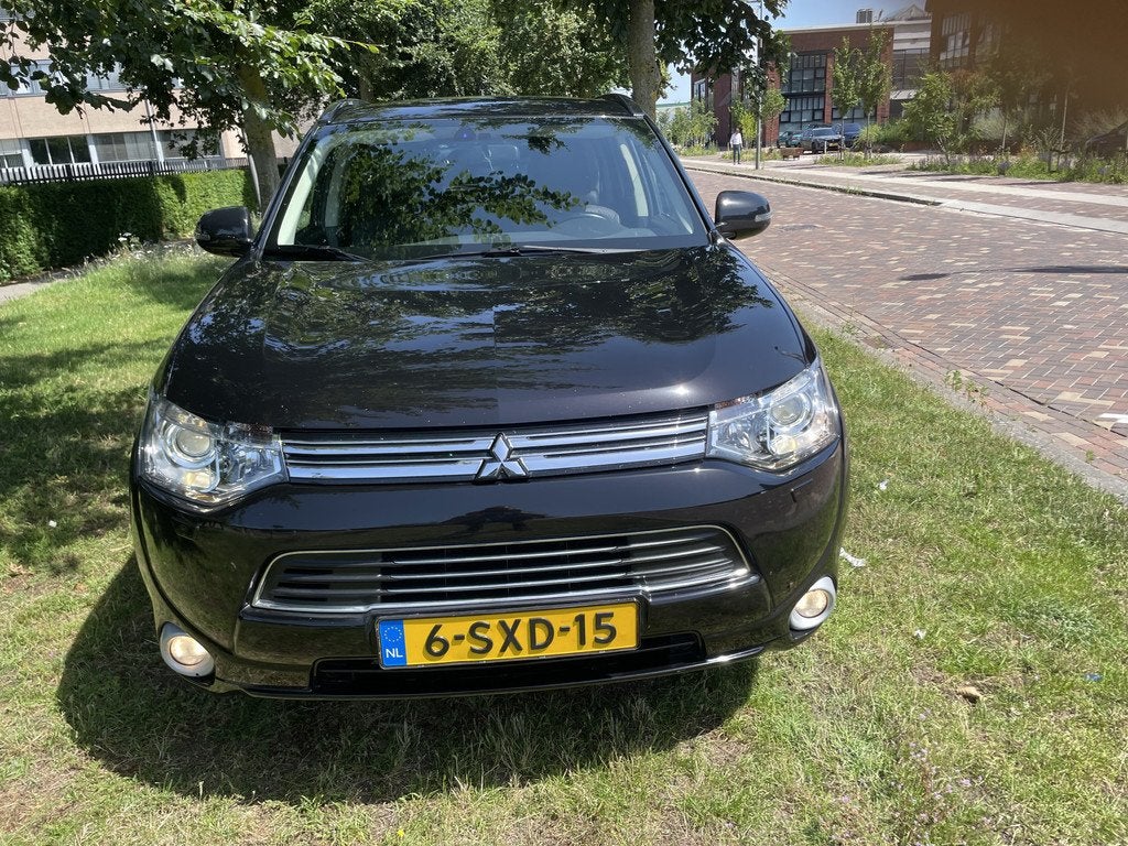 Mitsubishi Outlander 2.0 PHEV Intense + Nw apk 4x4 mooi!nap, Auto's, Automaat, Zwart, 4 cilinders, Leder en Stof