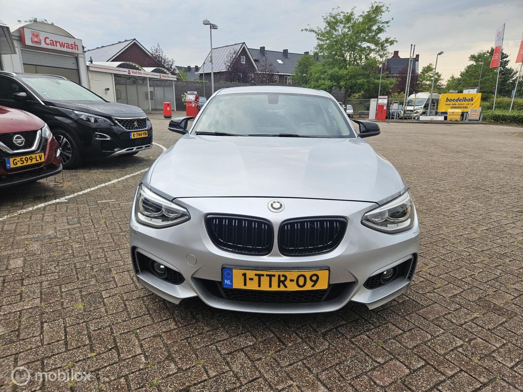 BMW 1-serie 118d High Executive, Achterwielaandrijving, 140 €/maand, Zilver of Grijs, 1320 kg