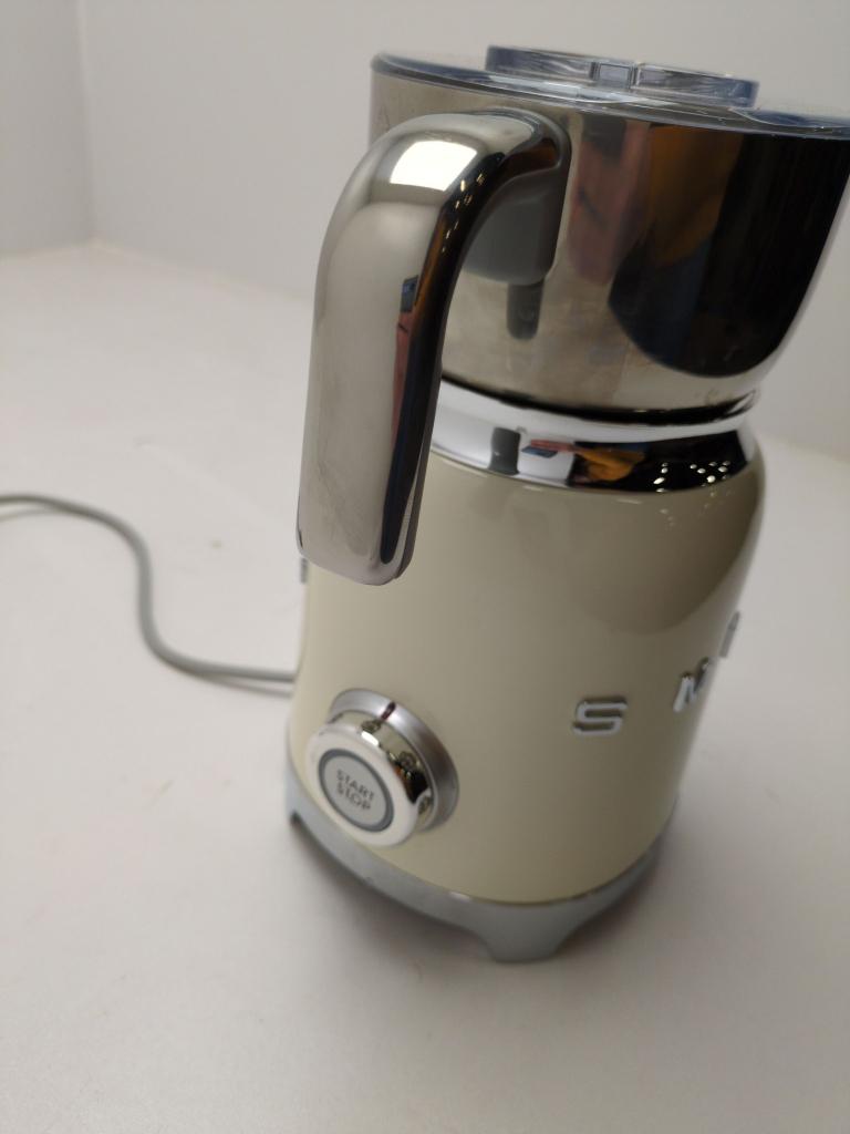 SMEG melkopschuimer MFF11 creme - Retourdeal, Witgoed en Apparatuur, Melkopschuimers, Info@mystore.nl, Elektrische melkopschuimer