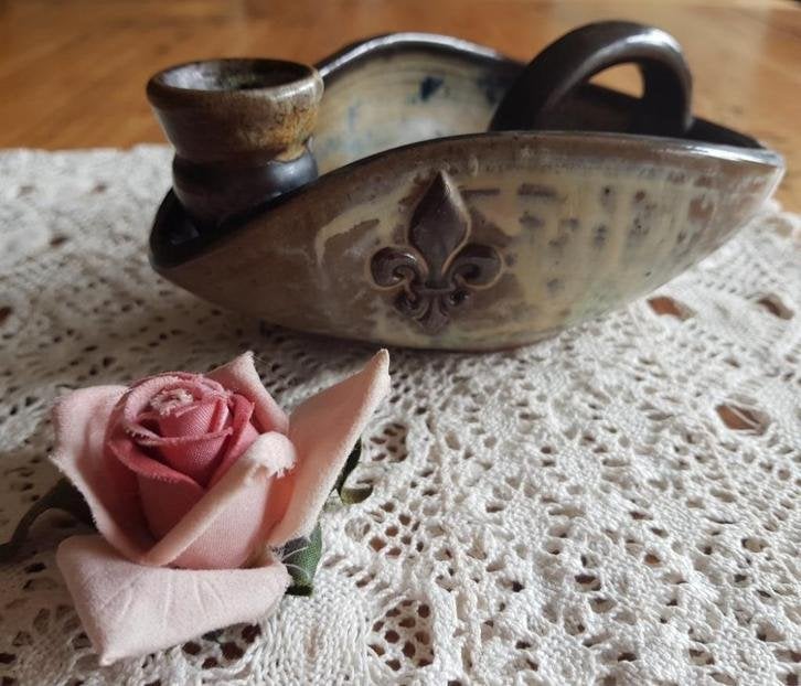 Vintage gres blaker/ kandelaar met Franse lelie, Antiek en Kunst, Curiosa en Brocante, Ophalen of Verzenden