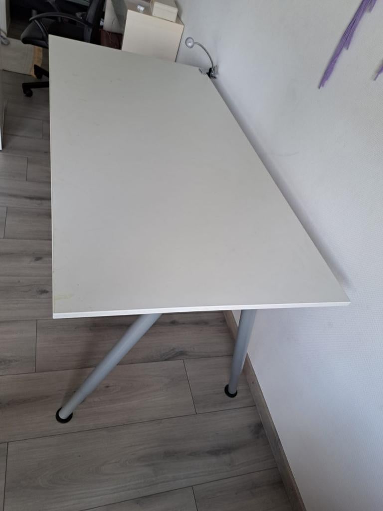 Wit bureau met verstelbare poten van ikea, Huis en Inrichting, Bureaus, Spaanplaat of MDF, In hoogte verstelbaar, Ophalen of Verzenden