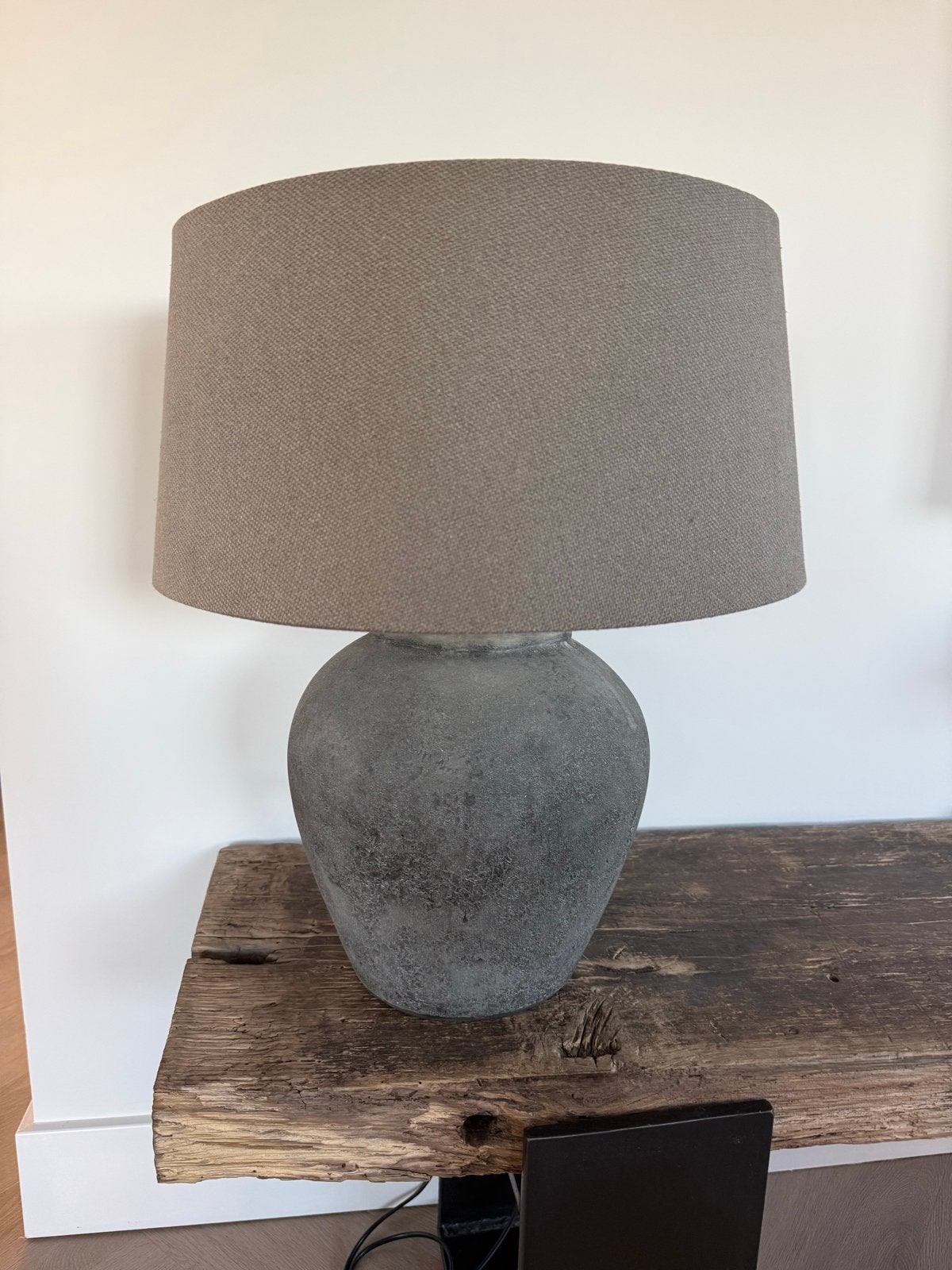 tafellamp kruiklamp met grijze stoffen kap, Keramiek, Ophalen of Verzenden, Zo goed als nieuw, Met kap