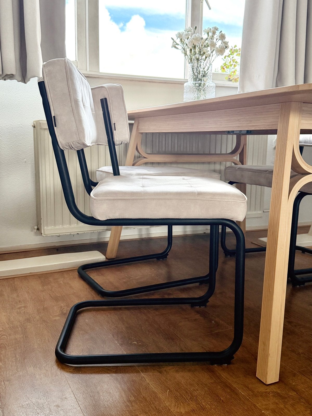 Foto 8 van 4x beige eetkamerstoelen | Goossens