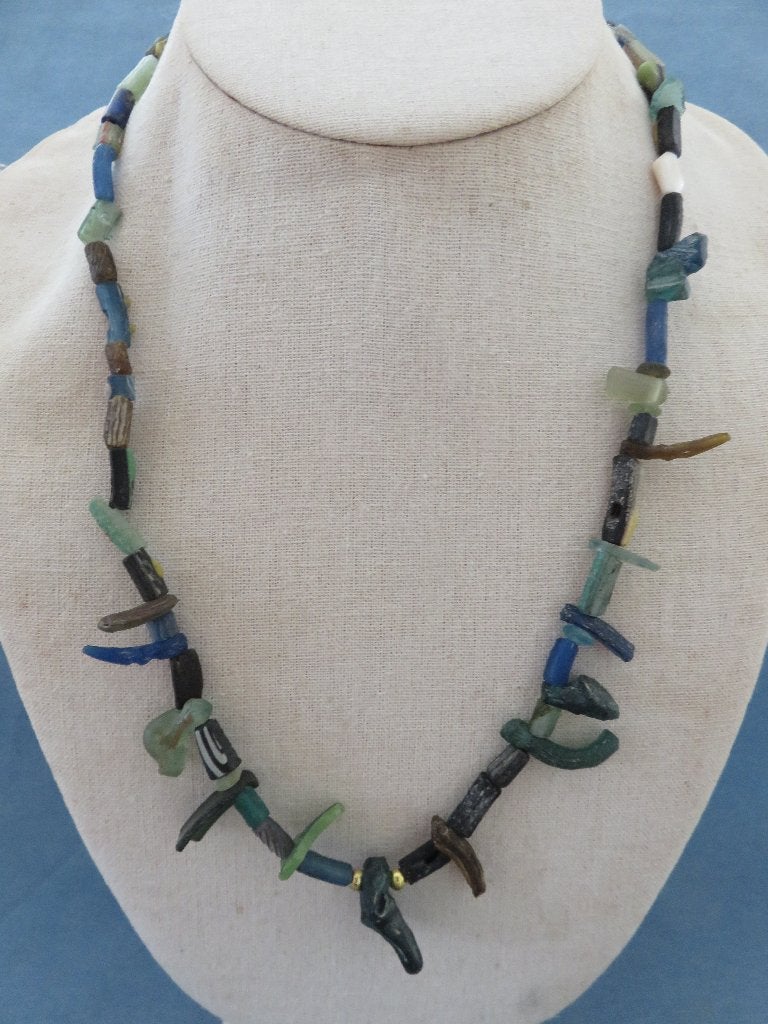 Romeinse rijk . kralenketting van glas kralen . bodemvondst, Ophalen of Verzenden, Overige materialen, Ketting