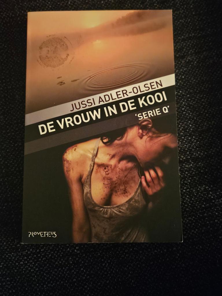 Jussi Adler-Olsen - De vrouw in de kooi, Ophalen of Verzenden, Zo goed als nieuw, Scandinavië, Jussi Adler-Olsen