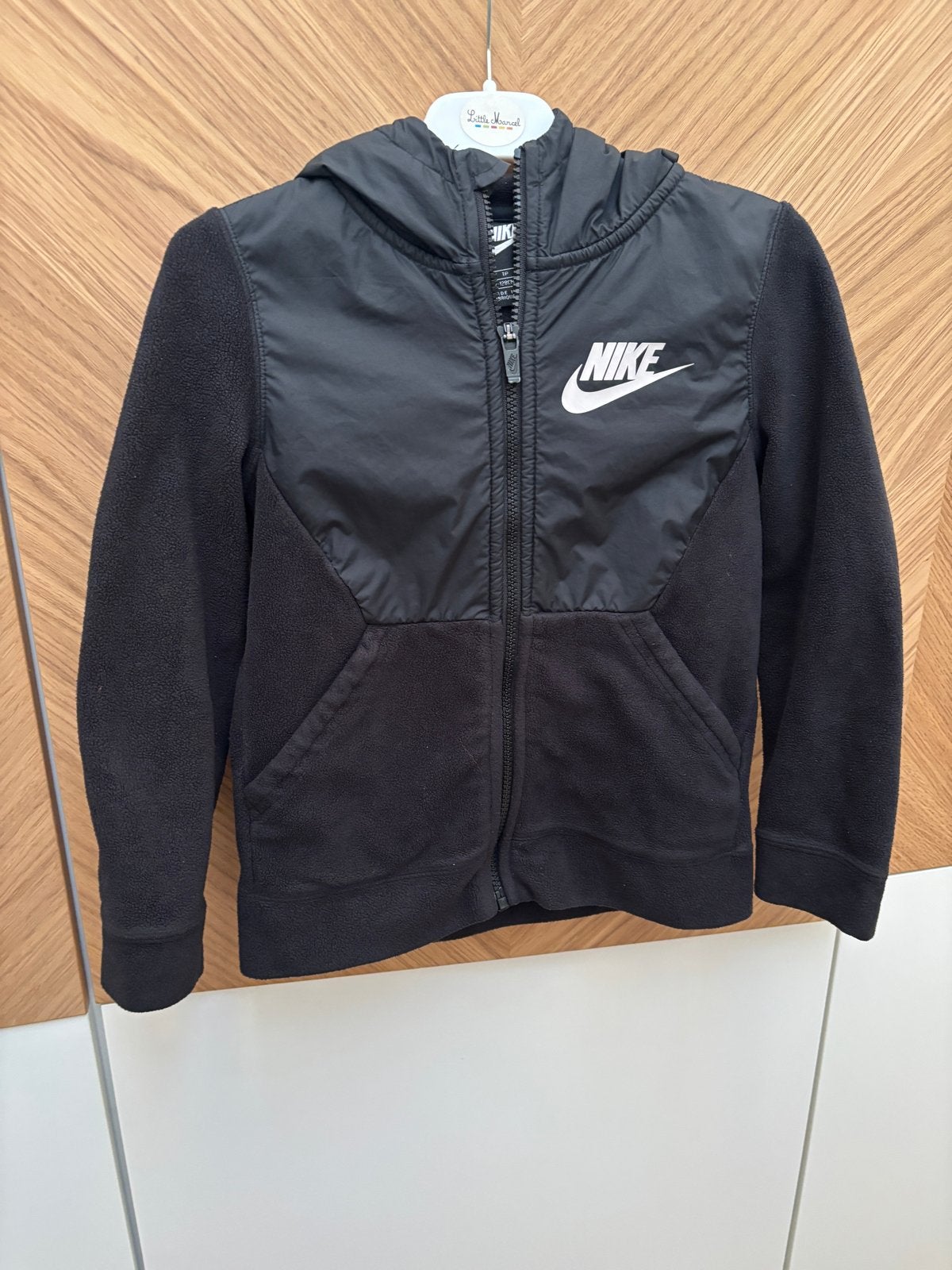 Nike Fleece Vest Zwart Maat 122/128 Z.g.a.n., Kinderen en Baby's, Ophalen of Verzenden, Zo goed als nieuw, Jongen of Meisje, Trui of Vest